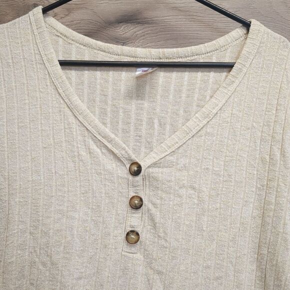 No Boundaries V-Neck Buttoned Top Women's Plus Size XXL - Picture 2 of 6